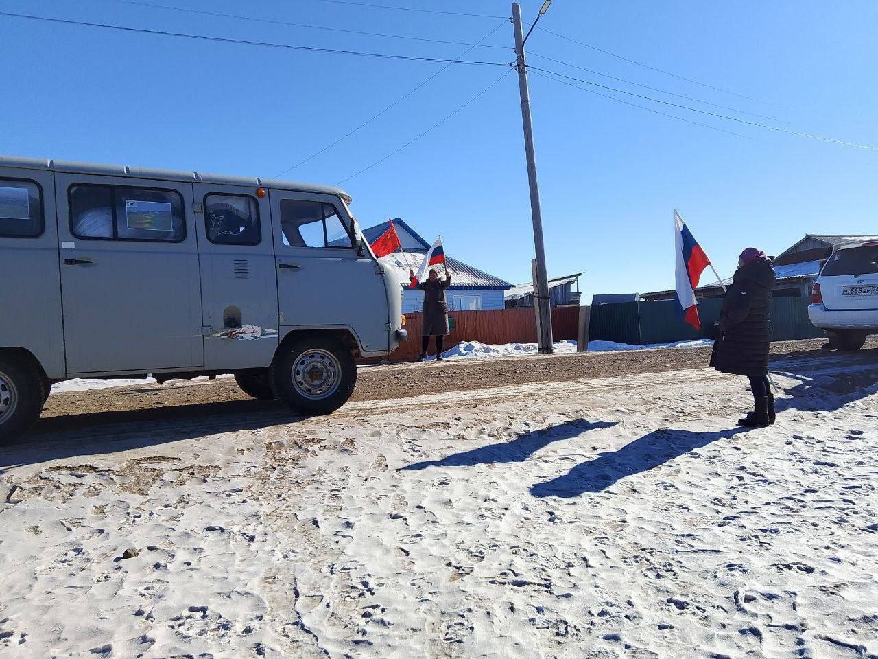 Автомобиль УАЗ отправили жители с. Хада-Булак Борзинского района в зону СВО. В машину селяне загрузили и гуманитарную помощь для танкистов, снайперов и сети для артиллеристов.  По информации администрации Борзинского района