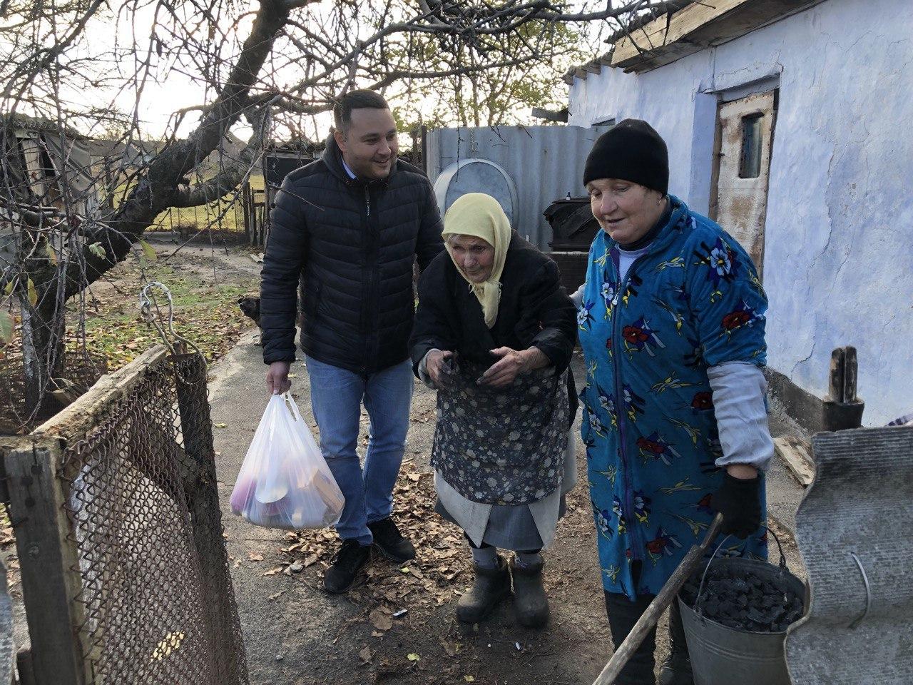 Рязанцы передали гуманитарную помощь пожилым жителям посёлка Великая Лепетиха   Представители региона-шефа посетили Великолепетихский муниципальный округ. В рамках рабочей поездки рязанцы пообщались с жителями посёлка Великая Лепетиха, узнали проблемы и запросы пожилых людей, передали продуктовые наборы.   Рязанцы запланировали следующий визит в посёлок в рамках оказания шефской помощи.