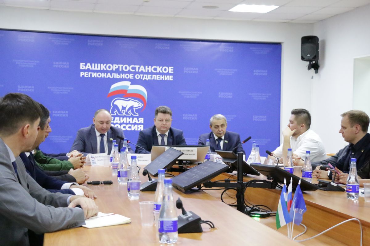 В Башкирии молодых депутатов обучают практической работе с избирателями В Уфе прошла стратегическая сессия для муниципальных депутатов в рамках проекта Центр политических компетенций Участники в неформальной обстановке изучали механизмы эффективной работы от правильного оформления запросов до взаимодействия с администрациями и жителями Мы сознательно отошли от формального подхода Наша задача дать реальные инструменты для работы с первого дня Институт наставничества позволяет избежать месяцев бесполезного плавания молодые парламентарии сразу включаются в решение конкретных проблем жителей подчеркнул депутат Госсобрания РБ Айбулат Хажин Проект стал востребованной площадкой для обмена опытом между молодыми политиками Участники сессии разработали пакет предложений по повышению эффективности работы на местах