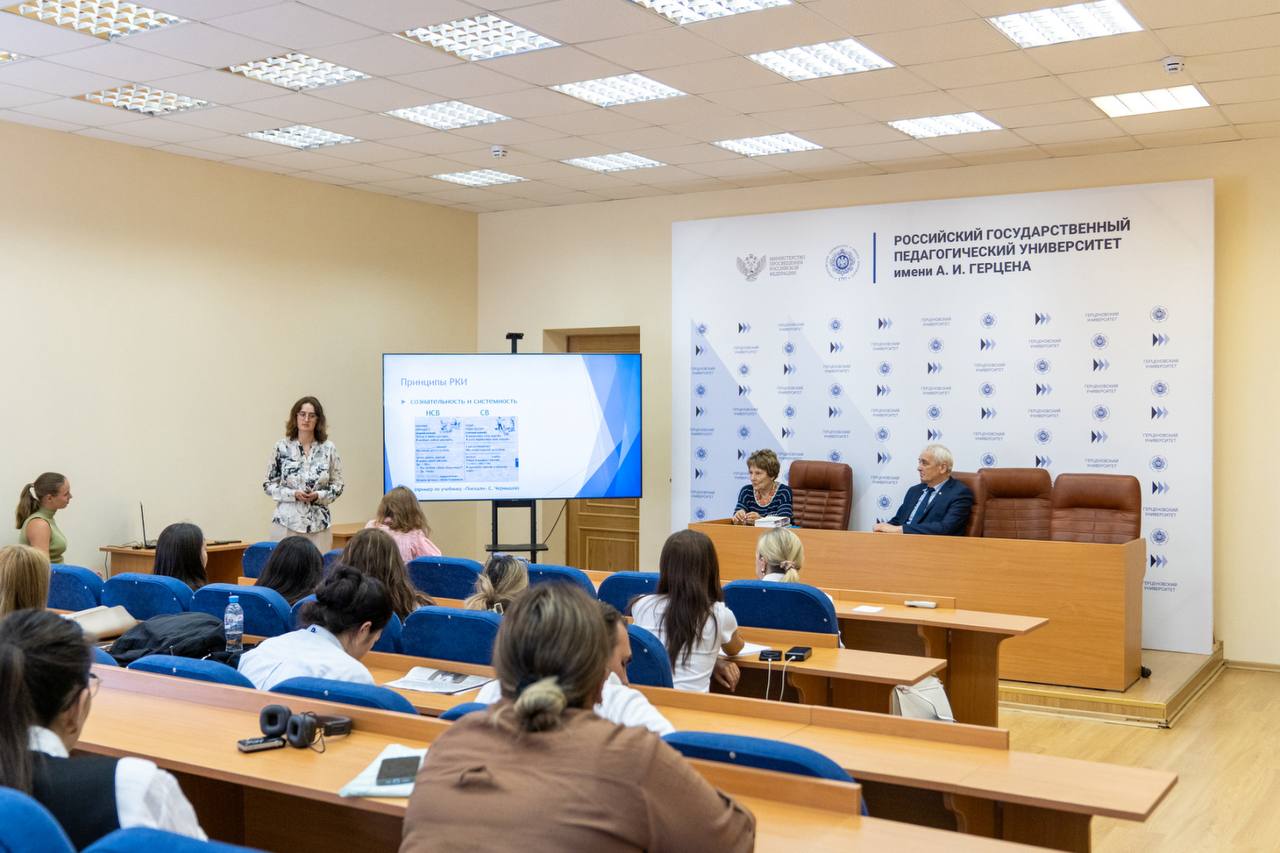 25 молодых преподавателей мира прошли стажировку в РГПУ им. А. И. Герцена В Герценовском университете прошел новый этап международного проекта «Летний институт для преподавателей и исследователей», в рамках которого состоялась образовательная стажировка «Русский язык как язык межнационального общения». Ее участниками стали 25 молодых преподавателей из Сербии, Боснии и Герцеговины, Абхазии, Армении, Узбекистана, Кыргызстана, Беларуси и Казахстана. Гости отправились на экскурсию по главному кампусу нашего университета, познакомились с его культурой и узнали о его богатой истории. В образовательную программу вошли вопросы методических основ обучения лингвокультурологии, многообразия и специфики межкультурной коммуникации, этнопсихологии в аспекте обучения русскому языку как иностранному. #Рассказываем #РГПУ #ПедвузыРФ #ВСНП_Санкт_Петербург