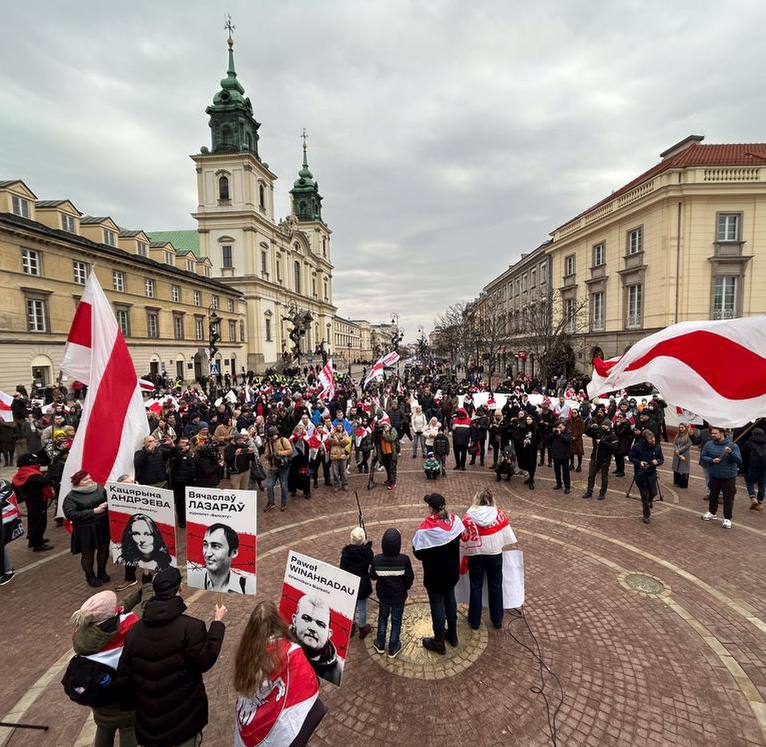 В Беларуси силовики проводят обыски у эмигрантов, участвовавших в протестах за границей  Беларуские силовики начали обыски в домах эмигрантов, которые принимали участие в протестах за пределами страны, приуроченных к президентским «выборам» 26 января. СК Беларуси заявил, что следственные действия проводятся по местам регистрации уехавших граждан.  По данным ведомства, личности около 400 протестующих уже установлены, и все они признаны подозреваемыми по уголовному делу, детали которого не раскрываются. Власти также начали арест имущества, заявляя, что оно может быть использовано для «возмещения ущерба нанесенного государству».     Гуд Афтенун   Новости