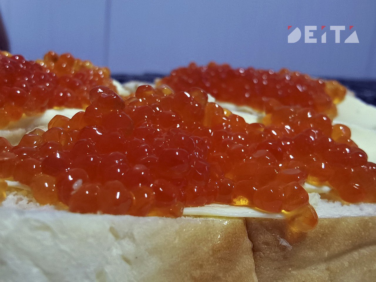 В России резко выросло производство натуральной лососевой икры По данным Россельхознадзора натуральный продукт начинает вытеснять имитацию За 11 месяцев 2025 года в стране произвели 12 1 тысячи тонн лососевой икры что на 18 превышает показатели аналогичного периода прошлого года 9 9 тысячи тонн Одновременно с этим фиксируется многократное падение производства имитированной икры Если в 2024 году объем ее выпуска превышал 600 тонн то в текущем году статистика отметила лишь 179 тонн Рост производства натурального деликатеса связывают с удачной лососевой путиной на Дальнем Востоке объемы вылова которой выросли после неудачного сезона 2024 года Насыщение рынка уже повлияло на стоимость по данным Рыбного союза в сентябре розничная цена за килограмм красной икры впервые снизилась с 9500 до 9400 рублей Deitaru