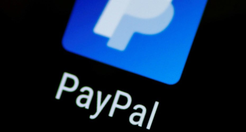 PayPal отберёт у жителей РФ остатки средств  PayPal оповестил своих российских пользователей о введении новой комиссии. Если аккаунт неактивен в течение года, с него будет списываться плата за обслуживание в размере 3500 рублей в год. Это нововведение вступает в силу 7 октября 2024 года. Если на счёте меньше денег, с него спишут всю сумму, не оставив ничего.  Подобные списания есть и в некоторых других странах. Например, в Великобритании PayPal берёт по 9 фунтов стерлингов в год за отсутствие активности в течение года  когда пользователь не заходил в профиль и нет поступлений или расходов . Граждане РФ с весны 2022 года лишены возможности пользоваться этим сервисом, их деньги в нём застряли, их даже невозможно вывести в банк. Не исключено, что удастся избежать списания, если просто зайти в аккаунт, поскольку это тоже считается активностью.