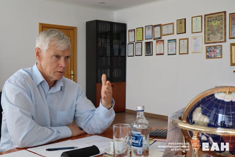 Депутат Госдумы Валерий Гартунг обвинил журналистов в создании фейка Валерий Гартунг написал, что ему позвонил журналист федерального интернет-издания. Корреспондент попросил озвучить предложения, связанные с тем, что «китайские автомобили захватили российский рынок». Депутат ответил, что для начала нужно снизить ключевую ставку, чтобы у отечественных производителей были кредитные ресурсы, а это будет способствовать оздоровлению экономики страны. Но когда материал корреспондента вышел в свет, депутат увидел, что его слова исказили. «Он свою идею вынес в заголовок, а мои предложения в конце где-то в назывном порядке перечислил. Из-за таких журналистов многие люди считают, что депутаты только и думают, как навредить своему народу», - отметил Валерий Гартунг. Что именно возмутило депутата – читайте здесь.