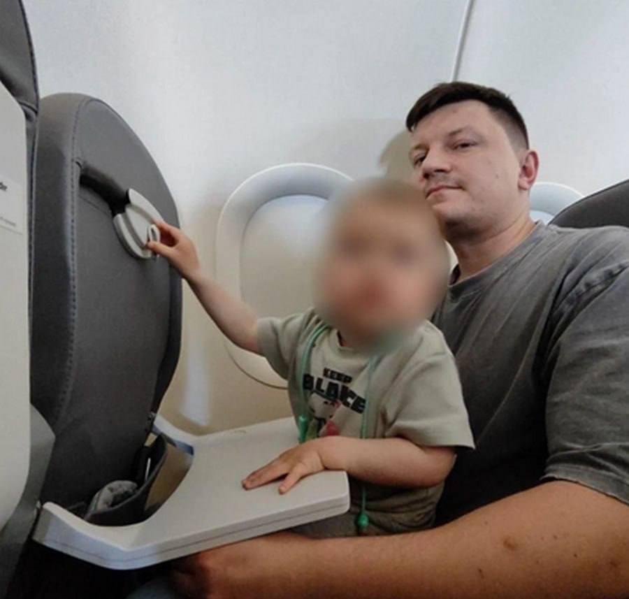 Семью из Петербурга развернули в турецком аэропорту из-за люльки  Родители с полуторагодовалым малышом — спокойно слетали в Турцию, отдохнули, но на обратном пути их не пустили на рейс  Turkish Airlines отказала в перелете из-за отсутствия специального кресла для ребенка, люльки. Причем в первый раз, когда семья летела в Анталью, проблем с этим не возникло  Сотрудник аэропорта, как и работники туроператора ничего помочь не смогли, у них такой случай – впервые на практике. Петербуржцам пришлось переплатить 210 тысяч и улететь другой компанией.