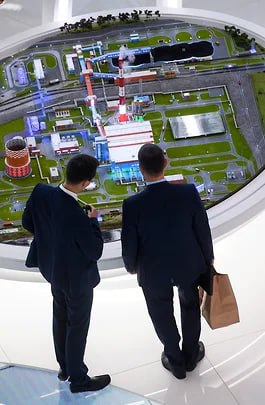 Модернизацию электростанций общей мощностью более 4 ГВт могут отложить Правительственная комиссия поддержала перенос 14 проектов модернизации ТЭС общей мощностью 4,1 ГВт. Причинами остаются задержки поставок оборудования, в связи с чем штрафы для генерирующих компаний не предусмотрены. Из-за уменьшения объемов эффективного предложения цены на оптовом рынке электроэнергии могут вырасти, считают аналитики. Сообщество потребителей энергии не поддерживает предлагаемый формат решения. Энергопоставщики должны нести уже учтенные в доходности предпринимательские риски без возможности переместить их в платежи за электроэнергию для бизнеса и населения.