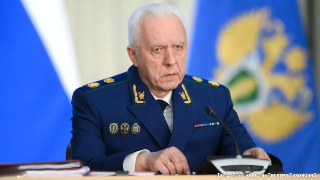 Запретить повторную госсулжбу для коррупционеров с черной меткой призвал Александр Гуцан Другие заявления Генпрокурора РФ  Необходимо ввести формальную работу по трудоустройству вернувшихся военнослужащих Единой системы учета вернувшихся лиц и их адаптации к мирной жизни до сих пор нет Работу по их трудоустройству уполномоченные органы проводят во многих случаях формально Десятки миллионов рублей выделенных из бюджета для создания вакансий остались неосвоенными сказал он  В России в 2025 году в два раза возросло количество терактов Число терактов увеличилось вдвое главным образом за счет беспилотных и артиллерийских атак В этих условиях по требованиям прокуроров владельцами предприятий промышленности энергетики транспорта укреплен их периметр закуплены доступные средства защиты радиоэлектронной борьбы и другие добавил Гуцан  Генпрокуратура РФ в 2025 году добилась снижения необоснованных тарифов на платежи за коммунальные услуги на 17 млрд рублей Больше новостей IZ RU в MAX