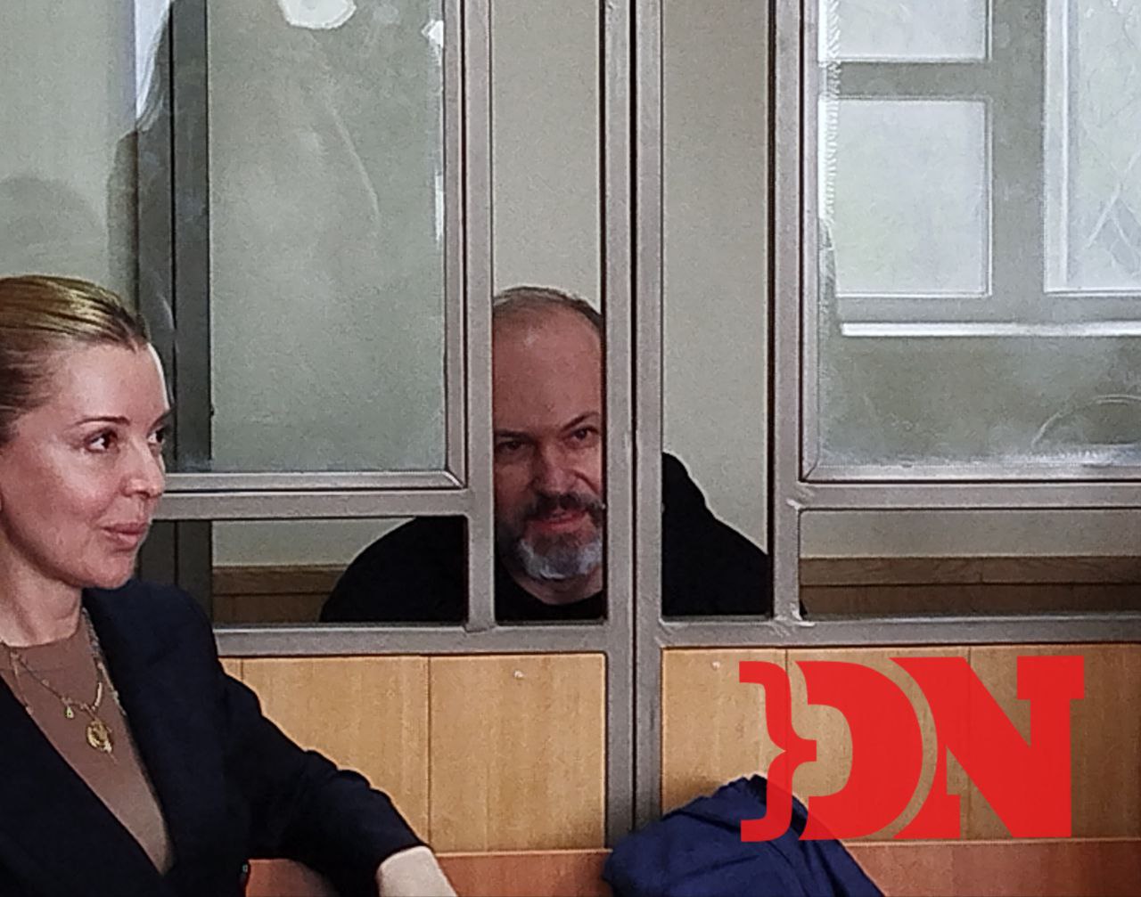 Суд продлил на 5 месяцев — до 3 октября арест на имущество жены бывшего заместителя губернатора — министра транспорта Ростовской области Виталия Кушнарёва — Оксаны Кушнарёвой. По мнению Виталия Кушнарёва, «арест на имущество был лишён здравого смысла». Согласно данным, которые ранее оглашал прокурор, сумма имущества, на которое продлён арест, составляет порядка 280 млн рублей. В списке: рынок и несколько довольно больших по площади помещений и земель в Морозовске, квартиры в Ростове и в Москве, а также дом и земельный участок в хуторе Рыбацком Старочеркасского сельского поселения. #новости #ростов #ростовскаяобласть #Кушнарёв #суд