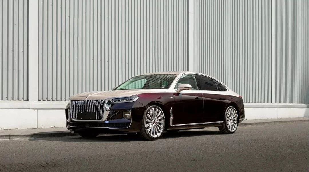 Около тысячи владельцев Hongqi столкнулись с невозможностью поставить на учет в ГАИ приобретенную машину Отказывают в регистрации даже в том случае если авто было куплено у официального дилера В ГАИ объясняют всё тем что дублирующая табличка с VIN номером наклеена кустарным способом investingcorp