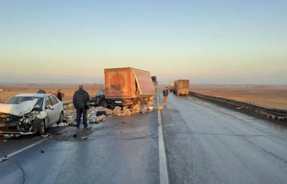 В Самарской области КамАЗ выехал на встречку и снес две легковушки    Около села Красный Яр грузовик вылетел на встречку и врезался в две легковушки - LADA Vesta и LADA Niva. Что удивительно, пострадал только водитель большегруза.    Фото: ГУ МВД России по Самарской области