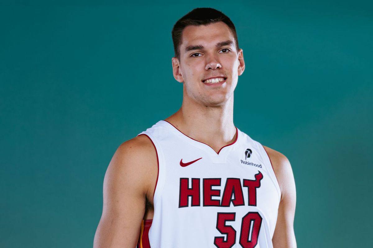 Воронежский баскетболист Владислав Голдин дебютировал в НБА Воспитанник воронежской баскетбольной школы Владислав Голдин вышел на площадку в составе клуба Майами Хит в матче регулярного чемпионата НБА против Бостона проведя на паркете 55 секунд и отметившись результативной передачей Подписаться на VRN Град