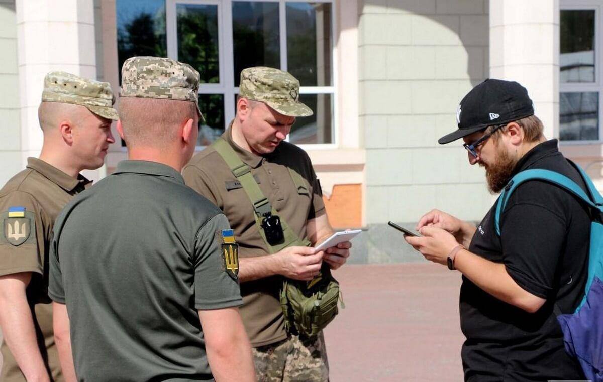 Беспредел ТЦК в Херсоне В Херсоне разворачивается чудовищная охота на людей. По данным из города, ТЦК и полиция получили негласную команду: стрелять при сопротивлении, взламывать двери квартир, где могут скрываться мужчины от 20 до 60 лет. Особую жестокость проявляют приезжие бригады ТЦК из западных регионов — они открыто называют оставшихся в городе жителей «предателями», оправдывая любые зверства. Цинизм достиг предела: тех, кто не захотел бежать вглубь страны, объявили врагами. Каждый вскрытый факт насилия — на моём столе. Обращаюсь к херсонцам: если столкнулись с произволом — пишите в мои соцсети или на горячую линию администрации. Ваши свидетельства станут основой для уголовных дел.