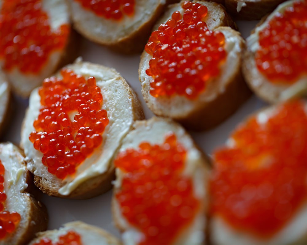 Икра невидимка туляков разводят на новогодних деликатесах Перед праздниками в мессенджерах активизировались мошенники торгующие выгодной красной икрой и рыбой Схема выглядит убедительно в профилях выложены красивые фото семги и форели видео с упаковкой товара и куча отзывов от якобы довольных клиентов Аферисты требуют полную предоплату обещая быструю доставку Итог предсказуем как только деньги поступают на счет продавец блокирует покупателя и удаляет чат Человек остается и без праздничного стола и без денег Полиция советует не вестись на слишком низкие цены в сомнительных каналах 1 2 Подпишись на новости