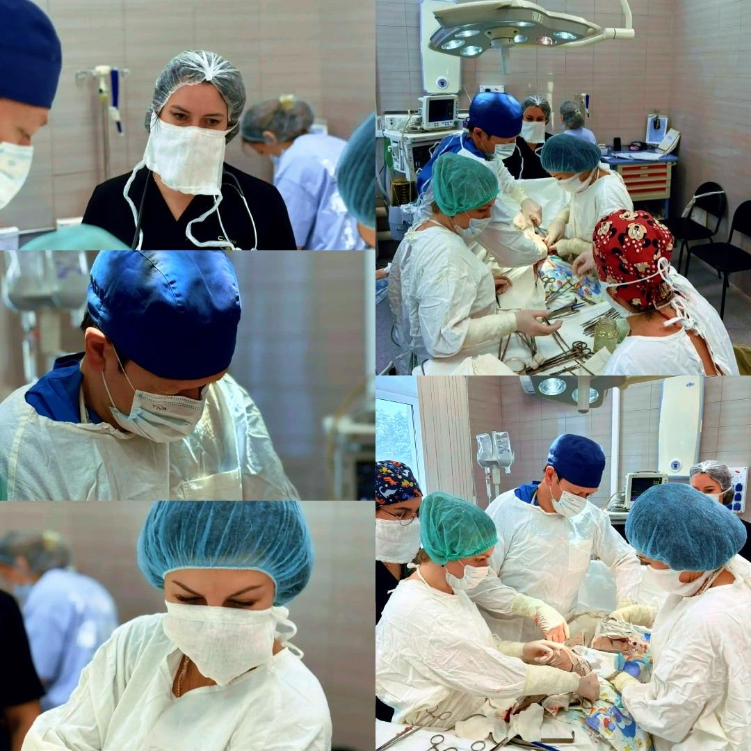 Большую кисту удалили калужанке на 27 й неделе беременности Киста была 10 сантиметров в диаметре Беременность на таком сроке закрывала весь обзор брюшной полости для операции необходима общая анестезия есть риск кровотечения нетипичное расположение кисты с такими рисками столкнулись медики Перинатального центра в Калуге Во время операции медперсонал непрерывно проводил ультразвуковой контроль за состоянием плода использовалась наиболее атравматичная хирургическая техника Благодаря профессионализму врачей кисту полностью удалили состояние плода в удовлетворительном состоянии и идет хорошее послеоперационное восстановление у пациентки Подписаться Прислать новость