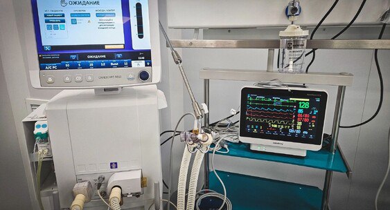 Ростовская область оказалась в числе худших по уровню базовой медицины Ростовская область попала в число лидеров негативного рейтинга российских регионов по обеспечению населения базовыми медицинскими услугами заняв четвертую позицию среди наименее благополучных территорий Эксперты провели исследование проанализировав ситуацию по восемнадцати ключевым медицинским направлениям и сопоставив реальные цифры числа врачей с установленными нормами согласно которым определяется необходимое количество специалистов на каждую группу из десяти тысяч человек По итогам анализа выяснилось что ситуация в Ростовской области значительно уступает большинству субъектов федерации уступая лишь Челябинскому Свердловскому и Калужскому регионам Соседствуют с ней в рейтинге неблагополучия Псковская и Новгородская области а также Чеченская Республика испытывающие схожие проблемы нехватки квалифицированных кадров Специалисты подчеркнули прямую зависимость низкого уровня кадровой обеспеченности от снижения качества и доступности медицинской помощи жителям Ростовской области