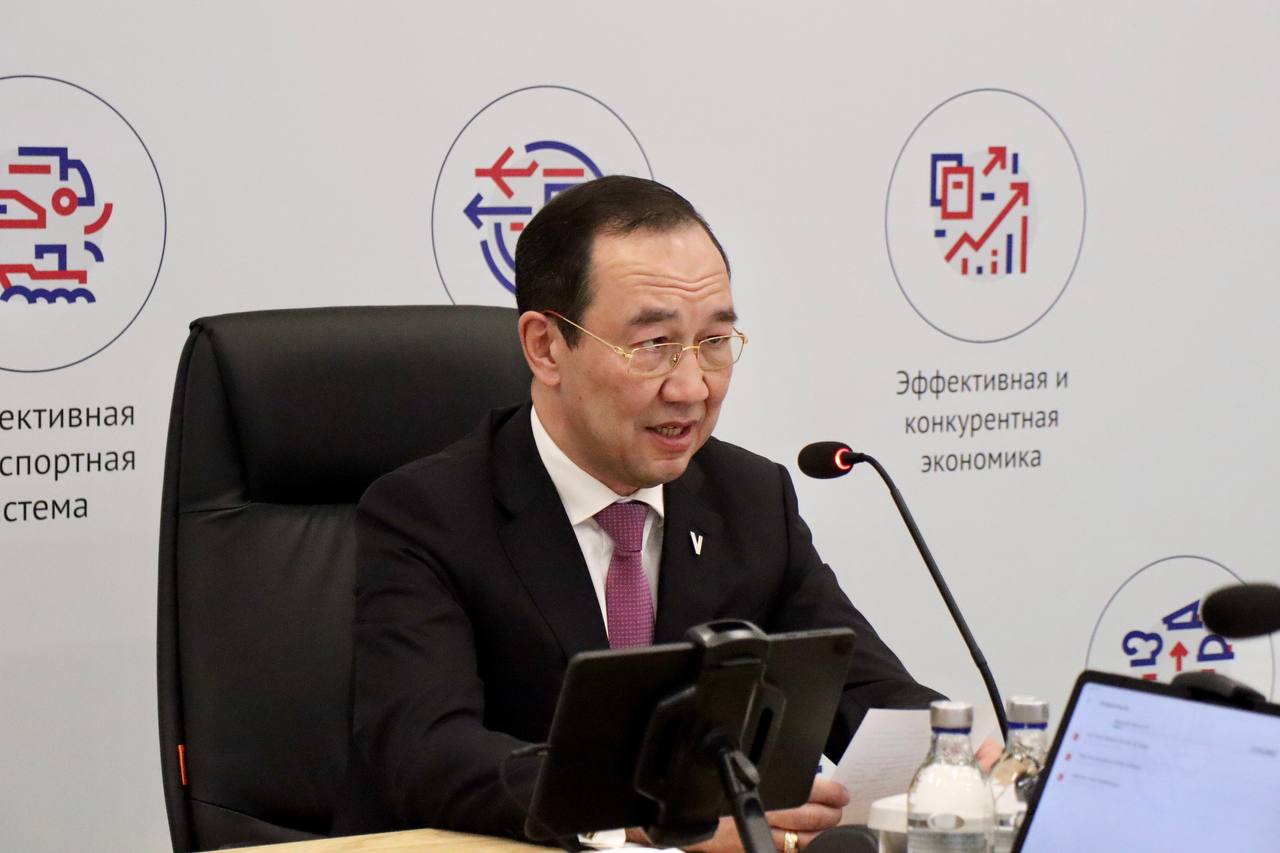 Провел заседание Комиссии Государственного совета РФ по направлению «Энергетика», посвящённое ключевой для страны теме — повышению энергосбережения и энергоэффективности. Эта задача напрямую связана с качеством жизни людей, устойчивым развитием регионов и снижением негативного влияния на окружающую среду. Именно поэтому Президент России поставил перед нами цель обеспечить значимый рост энергетической и ресурсной эффективности экономики. На федеральном уровне создана нормативно-правовая база и утверждена государственная программа. Но, к сожалению, в ней пока нет конкретных целевых показателей и механизма финансирования. Без этого сложно добиваться реальных изменений. Особенно это чувствуют регионы — при всем желании и усилиях, без поддержки центра масштабную работу вести непросто. Мы выслушали мнения руководителей федеральных и региональных министерств и ведомств, ведущих экспертов и представителей институтов развития. Все сошлись во мнении в том, что у России огромный потенциал в сфере энергосбережения, который позволит не только экономить ресурсы, но и зарабатывать, направляя средства на модернизацию инфраструктуры и повышение качества жизни людей. Работа по созданию эффективной межотраслевой модели управления в сфере энергосбережения уже ведётся. Комиссия Госсовета принимает в ней активное участие. Все предложения, прозвучавшие на заседании, будут учтены при дальнейшей проработке решений.