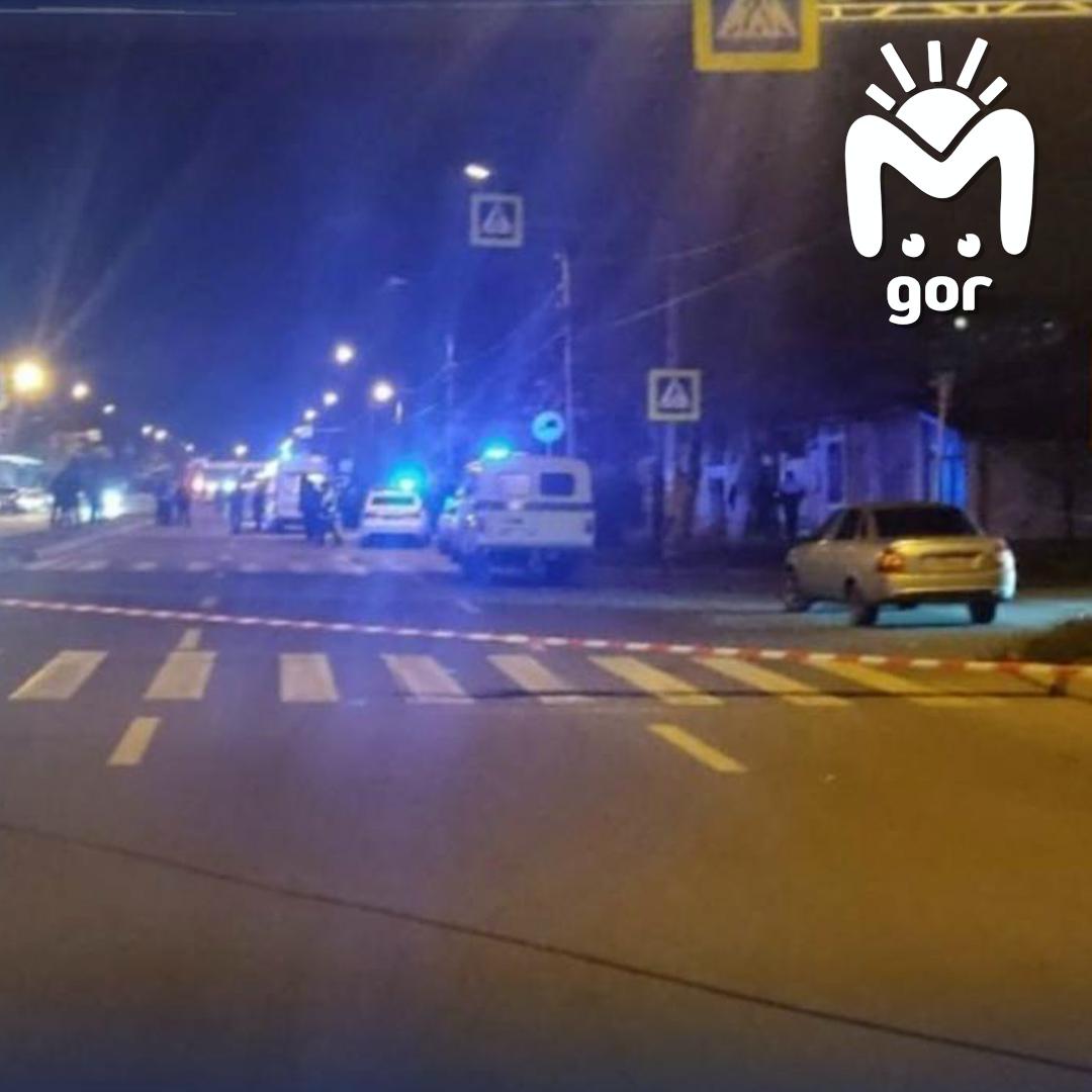 Машина насмерть сбила девятилетнего ребёнка на пешеходке в Черкесске Водитель сбежал Мальчик переходил Октябрьскую по зебре когда его на полном ходу снёс Гетц Мужчина за рулём понял что сделал бросил машину и удрал но его успели задержать Школьник скончался на месте Возбуждено уголовное дело Подписывайся на Mash Gor