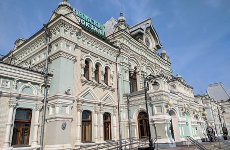 Здание Рижского вокзала в Москве выставят на торги Правительство одобрило его продажу Она произойдет в ходе открытого аукциона Почему РЖД решили его продать и кому оно может быть интересно рассказал Бизнес ФМ президент Национального исследовательского центра перевозок и инфраструктуры Павел Иванкин Рижский вокзал у нас к сожалению выпал из взаимодействия с пассажирским движением после пандемии и после того как у нас не возобновилось сообщение с Прибалтикой Это был вокзал с минимальным объемом пассажирского сообщения После запуска МЦД когда весь объем пригородного движения Рижского направления стал двигаться по МЦД количество пригородных поездов прибывающих на Рижский вокзал тоже стремилось к нулю Поскольку вокзал полноценно не используется как пассажирский комплекс основная часть его грузового двора передана Москвой под коммерческую застройку Содержать такой дорогой объект без доходной части для Российских железных дорог довольно таки сложная история поэтому было принято решение о том что вокзал надо продать На территории Рижской идут большие работы там есть станция метро Рижская и БКЛ Рижская Снова пришли трамваи там планируется сделать большой хаб высокоскоростного движения Поэтому я думаю что покупателю будет интересно использовать данный вокзал либо как торгово развлекательный центр либо как какой то исторический развлекательный центр Там есть определенные ограничения в плане реконструкции адаптации его к тем или иным коммерческим функциям но я думаю что такой объект будет интересен Фото АГН Москва Подписывайтесь на BFM И в MAX