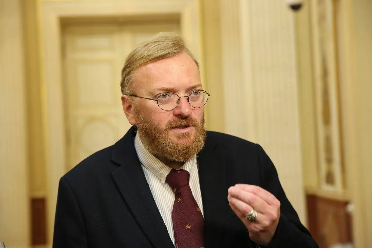 Артистам хотят запретить выступать пьяными Милонов предложил проверять всех звёзд перед сценой алкотестером Даже за маленький выхлоп нужно лишать прав на выступление на полтора года Так депутат намерен заставить артистов перестать пить КК