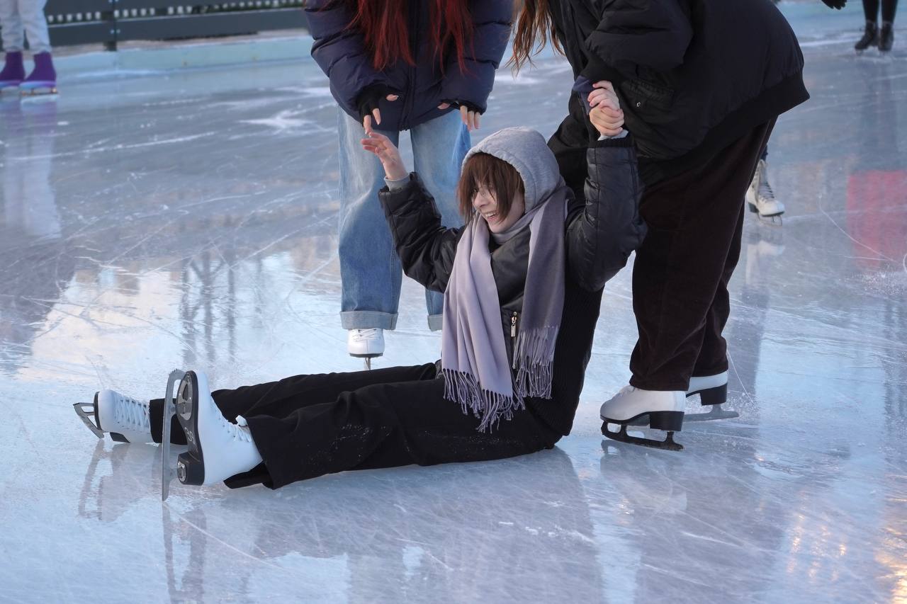 Катки начинают работать в Петербурге Покататься на коньках уже можно в Новой Голландии и Охта Парке Рассказываем о катках даты открытия которых уже известны Большой каток Елагина острова откроют 1 декабря сообщил вице губернатор Борис Пиотровский В парке у СКА Арены 7 декабря В Музее железных дорог России 12 декабря Каток на Конюшенной площади обещают открыть 13 декабря Где еще Также в городе заливают катки у Флагштока на Крестовском острове и в Московском парке Победы Даты их открытия еще не объявили Про каток в парке Победы КП сообщает что он может не открыться из за бюрократических проблем При этом на сайте парка указано что каток заработает зимой Каток у СКА Арены заливают впервые В октябре парк который разбили в 2023 году признали лучшим объектом благоустройства Фото Бумага Подписывайтесь на Бумагу и предлагайте новости