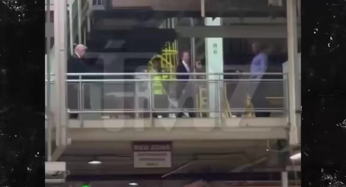 Трамп реагирует на критику во время визита на завод Ford в Детройте