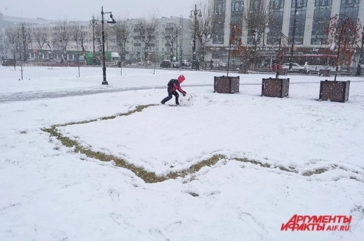 Потепление – резкое и кратковременное – обрушится на Пермский край 27 декабря из-за Североатлантического циклона, сообщает Пермский центр по гидрометеорологии и мониторингу окружающей среды.  Под влиянием циклона в Прикамье придёт очень тёплая воздушная масса. По данным метеорологов, это приведёт к небольшим и умеренным осадкам: в Пермском крае ожидается снег, мокрый снег и замерзающий дождь. Днём 27 декабря на востоке региона будут интенсивные осадки.   Как уточняют в ЦГМС, утром и днём в регионе будет формироваться гололёд. На дорогах ожидается снежный накат.  «Ветер установится юго-западный, ночью 6-11 м/с, днём с порывами до 14 м/с. Температура воздуха в течение ночи будет повышаться с -13...-8°С к утру до -7…-2°С, в Перми с -9 до -4°С. Дневной фон температуры ожидается -4…+1°С, в Перми около 0°С», – передают специалисты Пермского ЦГМС.  Источник    ЧП Пермь    Прислать новость