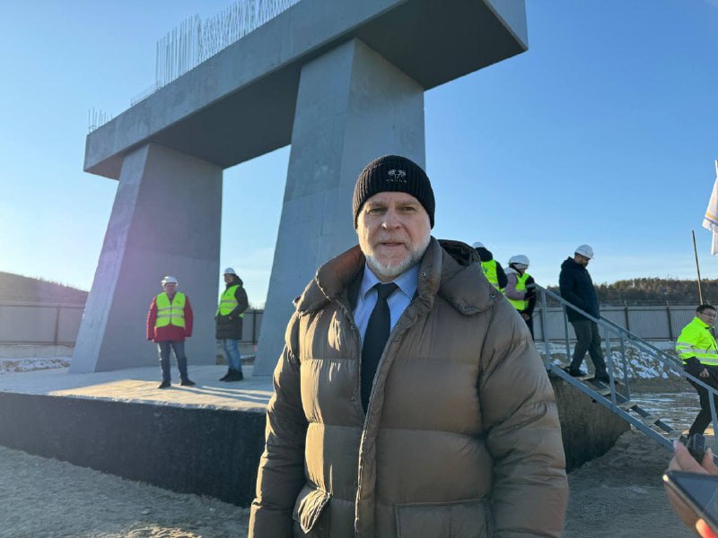 Кирилл Бычков подтвердил наличие финансирования для строительства Ленского моста в Якутии На церемонии установки первой опоры Ленского моста председатель правительства Якутии Кирилл Бычков отметил что в текущем и следующем году предусмотрены средства на строительство Ведется работа над получением казначейских инфраструктурных кредитов от федерального центра в размере 4 7 млрд рублей Строительство моста это долгосрочный проект и мы должны быть готовы к любым изменениям условий Финансирование обеспечено и мы будем работать над его ускорением ulusmedia Читайте нас в MAX