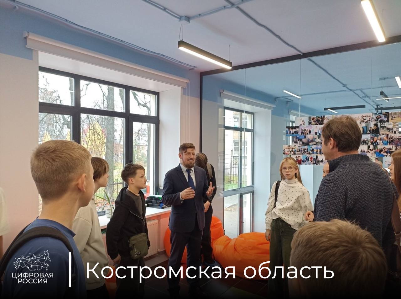 В Высшей ИТ школе КГУ прошло профориентационное мероприятие для учащихся восьмых классов школы 21 Школьники посетили новый корпус познакомились с миром информационных технологий и узнали о востребованных специальностях этой сферы О перспективах ИТ профессий и актуальных направлениях подготовки участникам экскурсии рассказал директор Высшей ИТ школы региональный координатор партийного проекта Цифровая Россия Александр Борисов Важно привлекать внимание школьников к новым пространствам и возможностям для их будущего профессионального роста Мы видим огромный интерес самих ребят к институту и его активной жизни и это действительно ценно Детям показали современные компьютерные классы оборудованные передовой техникой лекционные залы лабораторию виртуальной реальности и мультимедийный класс