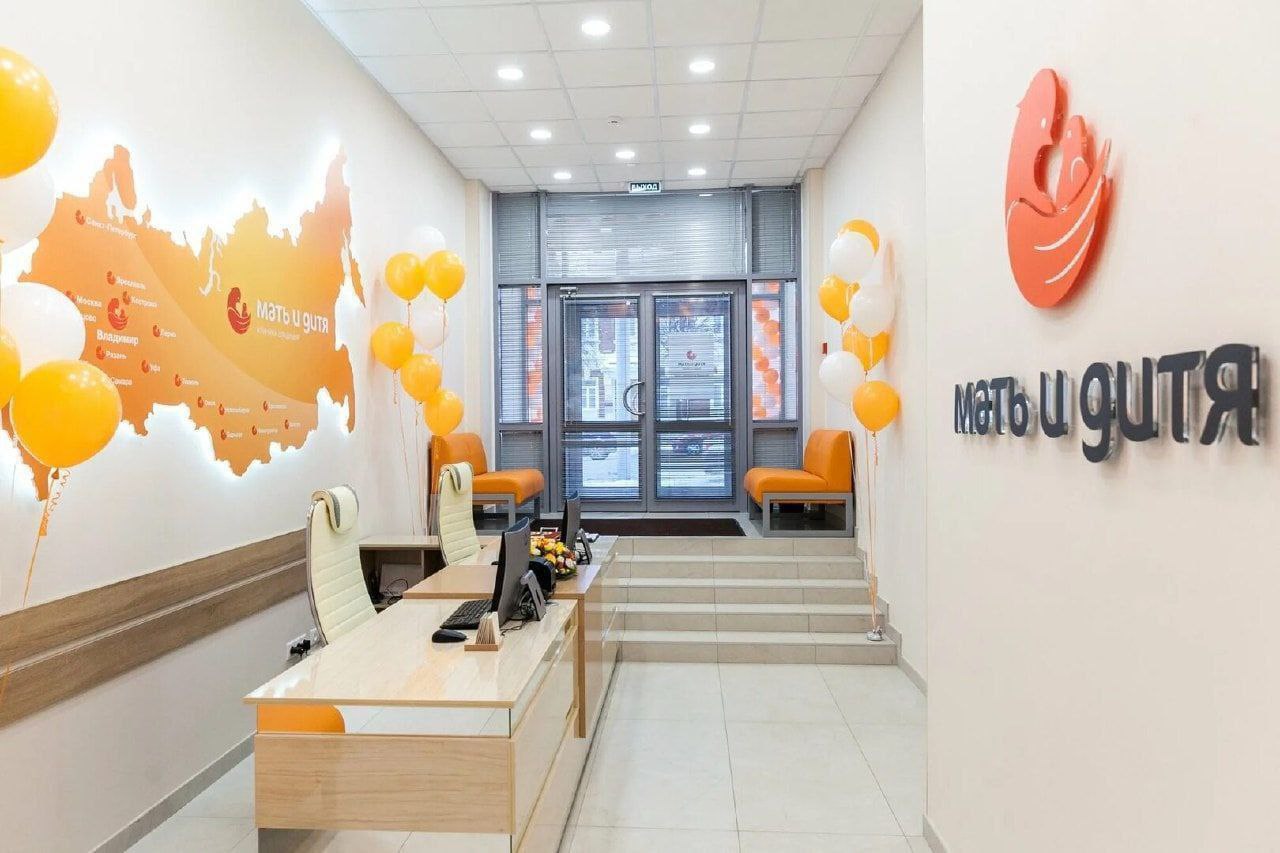 Выручка УК сети клиник "Мать и дитя" во II квартале выросла на 27,3% Выручка МКПАО "МД Медикал Груп" ГК "МД Медикал", МДМГ , управляет сетью клиник "Мать и дитя" во II квартале составила 10,3 млрд рублей, увеличившись на 27,3% по сравнению с аналогичным периодом 2024 года, говорится в сообщении компании. Рост выручки достигнут за счет увеличения спроса на медуслуги компании, а также благодаря результатам присоединившейся к группе сети медицинских центров "Эксперт", доля которых в общей выручке составила 7,8%. Сопоставимая выручка LFL группы, увеличилась на 15,1% - до 9,3 млрд рублей. Денежные средства на балансе группы на конец II квартала 2025 года составили 3,5 млрд рублей, сократившись в 2,4 раза по сравнению с 8,3 млрд рублей на начало отчетного периода. #mdmg
