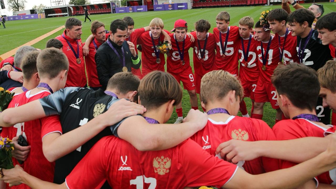 Юношеская сборная России 2010 г р проведёт два матча с Киргизией Команда под руководством Валентина Гаввы отправилась в Бишкек В рамках сбора пройдет две товарищеские встречи со сверстниками из Киргизии 14 ноября 17 00 KGZ U15 RUS U15 Стадион ФФ Киргизии Бишкек 17 ноября 17 00 KGZ U15 RUS U15 Стадион ФФ Киргизии Бишкек Для участия в УТС тренерский штаб вызвал 23 футболиста Вратари Максим Верзилин Чертаново Москва Тимофей Разумовский Академия футбола КК Краснодар Защитники Максим Иванов Артём Пересыпкин оба Чертаново Москва Кирилл Крылов Краснодар Павел Новиков Факел Воронеж Тимур Норбаев Клим Рызлейцев оба Спартак Москва Захар Пушкин Ростов Ростов на Дону Даниял Султанов Строгино Москва Полузащитники Эдуард Акопьян Ростов Ростов на Дону Александр Брагинец Краснодар Арда Гаджиев Платон Зеленов Даниил Трофимов все Чертаново Москва Денис Ромашов Енисей Красноярск Мухамад Сафаров Академия футбола КК Краснодар Максим Семенов Мастер Сатурн Егорьевск Максим Сыснаев Рубин Казань Егор Торопов Зенит Ижевск Ижевск Нападающие Халил Камилов Динамо Махачкала Арсений Пресняков Ленинградец Санкт Петербург Лев Тимофеев Академия футбола КК Краснодар nedetskiyfootball RussiaU15 2010гр