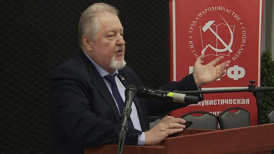 «За 220 рублей картошку азербайджанскую продают!» Набиуллину призвали к ответу Депутат Госдумы Сергей Обухов убеждён, что с политикой Центробанка пора разобраться. Меры, предпринимаемые регулятором, неэффективны. По его словам, в свете угроз о новых «сокрушительных» санкциях со стороны Запада необходима мобилизационная работа в экономике. «Давайте разбираться с Центральным банком. Госпожа Набиуллина в любом случае — я твёрдо уверен, и фракция КПРФ об этом говорит — обманула президента. Она утверждает, что её 21% ставки рефинансирования снизит инфляцию. Инфляция по картошке: за 220 рублей азербайджанскую картошку продают! Борщевой набор — то же самое. Если вы не можете остановить инфляцию, давайте рассматривать, а что в вашем хозяйстве не так. Надо разбираться и говорить: "госпожа Набиуллина, значит, меняй политику", потому что уже в четыре раза у нас обрушились темпы роста экономики», — заявил он.