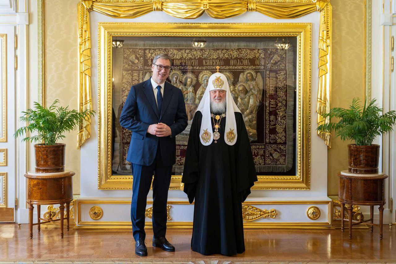 Президент Сербии Александр Вучич вручил Патриарху Кириллу высшую награду Сербии. Надо отметить, что Президенту этот приезд дался нелегко. Сначала он был госпитализирован и многие решили, что болезнь президента: повод не ехать в Москву. Оказалось, — нет. Потом Трибалтийские Вымираты закрыли небо для самолёта Главы Сербского Государства. Срочно пришлось облетать Украину с Юга. Потом из-за того, что украинцы выпустили более 500 дронов, ему пришлось сделать вынужденную посадку в Баку. Не без приключений добрался до Москвы. Теперь Европа грозит ему всеми карами.