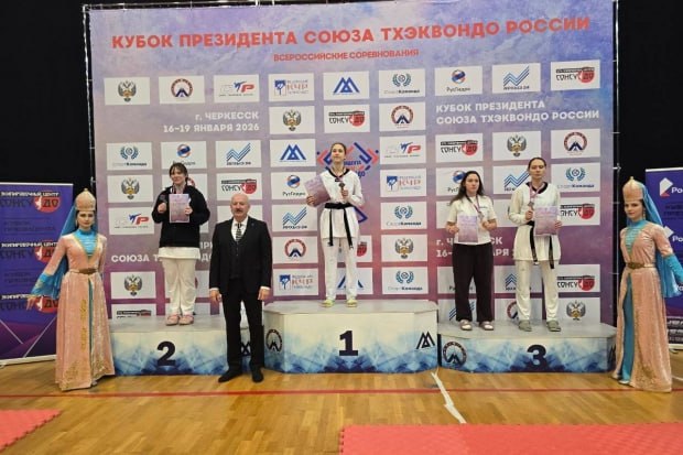 Волгоградские тхэквондистки завоевали 3 медали на турнире в Черкесске На всероссийских соревнованиях по тхэквондо ВТФ олимпийская версия Кубок Президента Союза тхэквондо России на счету волгоградок одна серебряная и две бронзовые награды В турнире принимали участие 950 спортсменов из 30 российских регионов За 56 медальных комплектов боролись взрослые тхэквондисты юниоры и юниорки 15 17 лет а также 12 14 летние юноши и девушки Волгоградскую область представляли 26 спортсменов но до пьедестала почета сумели добраться только три спортсменки В турнире женщин бронзовые медали завоевали Валерия Штучкина весовая категория свыше 73 кг и Софья Силантьева до 49 кг В юниорском первенстве в весовой категории до 55 кг Алиса Прохорченко дошла до финала В решающей схватке воспитанница тренера Иллариона Те уступила Аминат Рамазановой из Республики Дагестан Фото Федерация тхэквондо ВТФ Волгоградской области