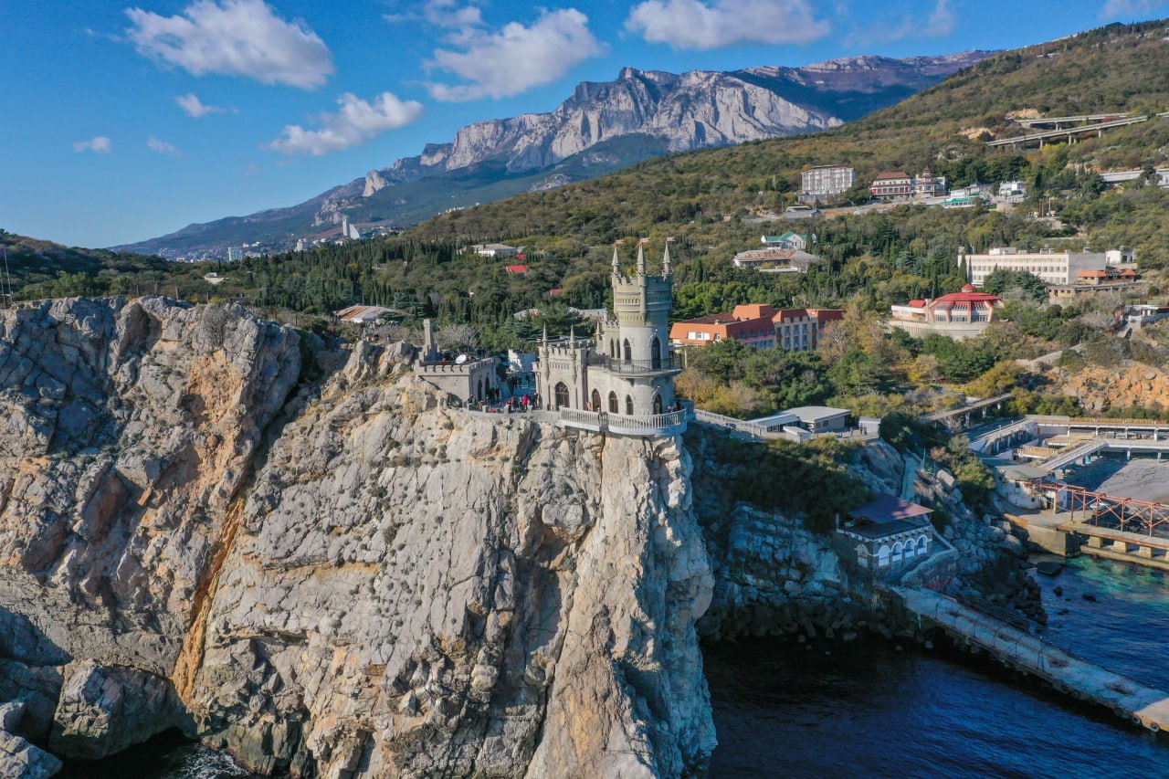 Бронирования летнего отдыха в Крыму выросли на 44% за последние две недели По данным Travelline, динамика спроса на крымские курорты в период майских праздников значительно опережает Краснодарский край. Наибольший рост показали Коктебель почти в 2 раза , Евпатория +76% , Ялта +58% , Алушта +45% и другие. Летний сезон июнь–август бронируется на 40–60% активнее, чем год назад. Осень — почти вдвое лучше. Средний рост цен составляет 20–30%, в Судаке и Евпатории — до 40%. Севастополь также в числе лидеров: +100% на июнь–июль, +200% на август. Цены выросли умеренно — до 10 тыс. рублей за номер. На долю Москвы и области приходится 38% всех бронирований в Крым. Краснодарский край теряет позиции: по многим направлениям зафиксировано снижение на 20–60%, за исключением Туапсе, Сириуса и Ейска. Подробности на сайте РСТ