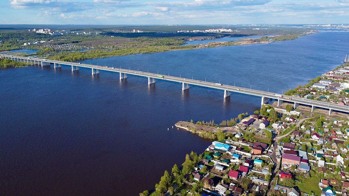 Красавинский мост уходит на двухлетний ремонт. С 1 июля правую часть моста, ведущую из Краснокамска в Пермь, закрывают на капитальный ремонт. Он продлится до октября 2027 года. Движение транспорта перенаправят на левую сторону моста, организовав четыре полосы в реверсивном режиме. Подписаться Прислать новость