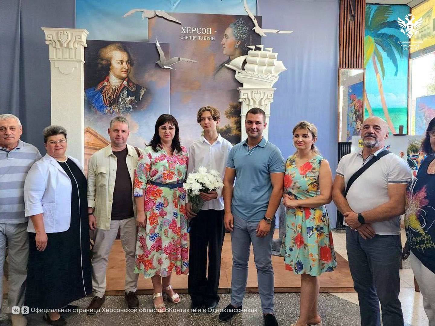 Проект уроженца Херсона Егора Семчука "Малая Родина глазами ребенка" получил призовое место на III Международном детском культурном форуме в Москве.   Теперь эту трогательную фотовыставку об эмоциях детей, которым пришлось пережить эвакуацию, увидят жители Херсонской области, Крыма и других регионов России.   По предложению Министерства культуры Российской Федерации, экспозицию хотят дополнить фотографиями из Луганской Народной Республики  ЛНР , Донецкой Народной Республики  ДНР  и Запорожской области. Это позволит поделиться важными событиями из жизни этих регионов с жителями всей страны.