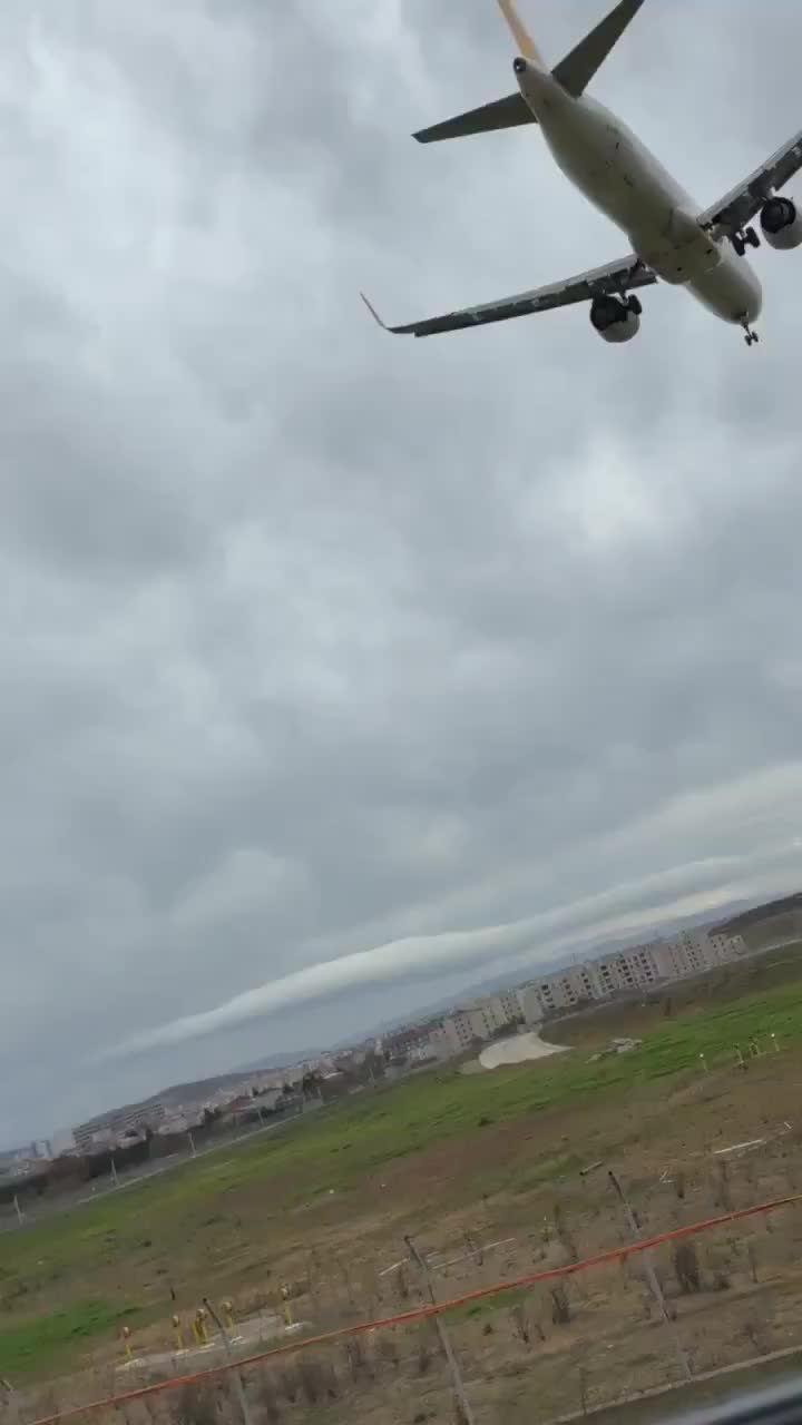 Сильный шторм в Стамбуле: отмена паромных и авиарейсов, разрушения в городе