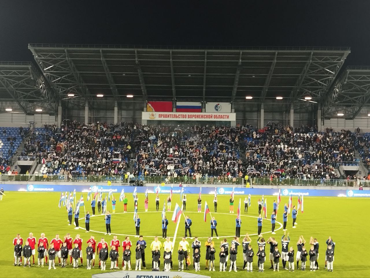 Прямо сейчас проходит ретро-матч между ветеранами воронежского «Факела» и игроками сборных СССР и России  Стартовый свисток прозвучал, матч начался. Первый удар — от Валерия Шмарова.