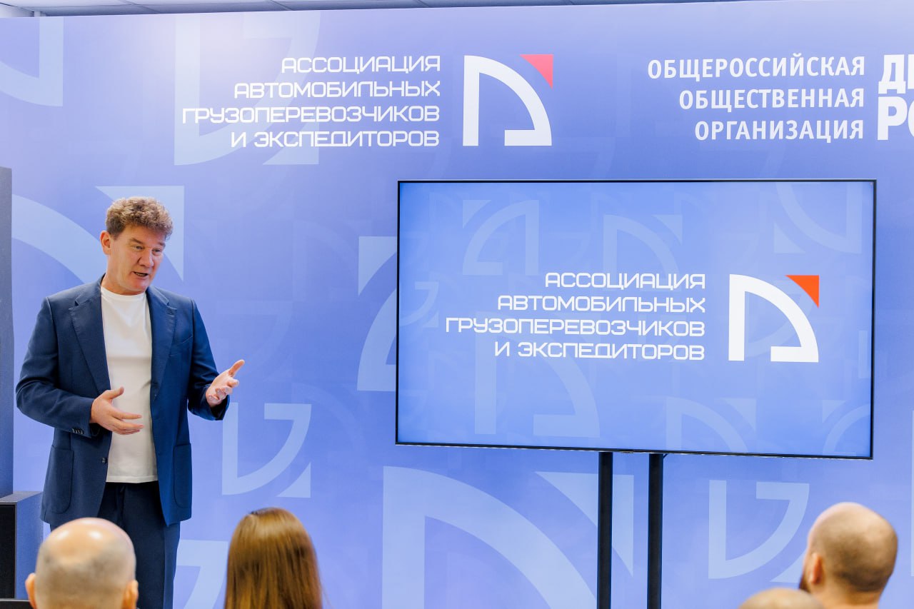 Транспортные компании уходят с рынка из за увеличения себестоимости и резкого уменьшения рентабельности доставки Порядка 7 тыс юрлиц на текущий момент находятся в стадии ликвидации или банкротства В следующем году еще 7 компаний также могут покинут рынок Раньше топливные компании предоставляли крупным и средним перевозчикам скидки которые могли доходить до 23 однако теперь льготные условия отменили рассказал Известиям член корсовета Деловой России и президент АвтоГрузЭкс Вадим Филатов  Также в следующем году российские перевозчики больше не смогут работать на патентной системе налогообложения отметил делоросс Вместе с обязательной электронной транспортной накладной с 1 сентября 2026 года и введением реестра экспедиторов это повысит прозрачность отрасли ограничив злоупотребления от недобросовестных игроков по данным АвтоГрузЭкс их на рынке более чем 60 Однако вместе с тем вырастет и финансовая нагрузка на тысячи транспортных компаний подчеркнул Вадим Филатов