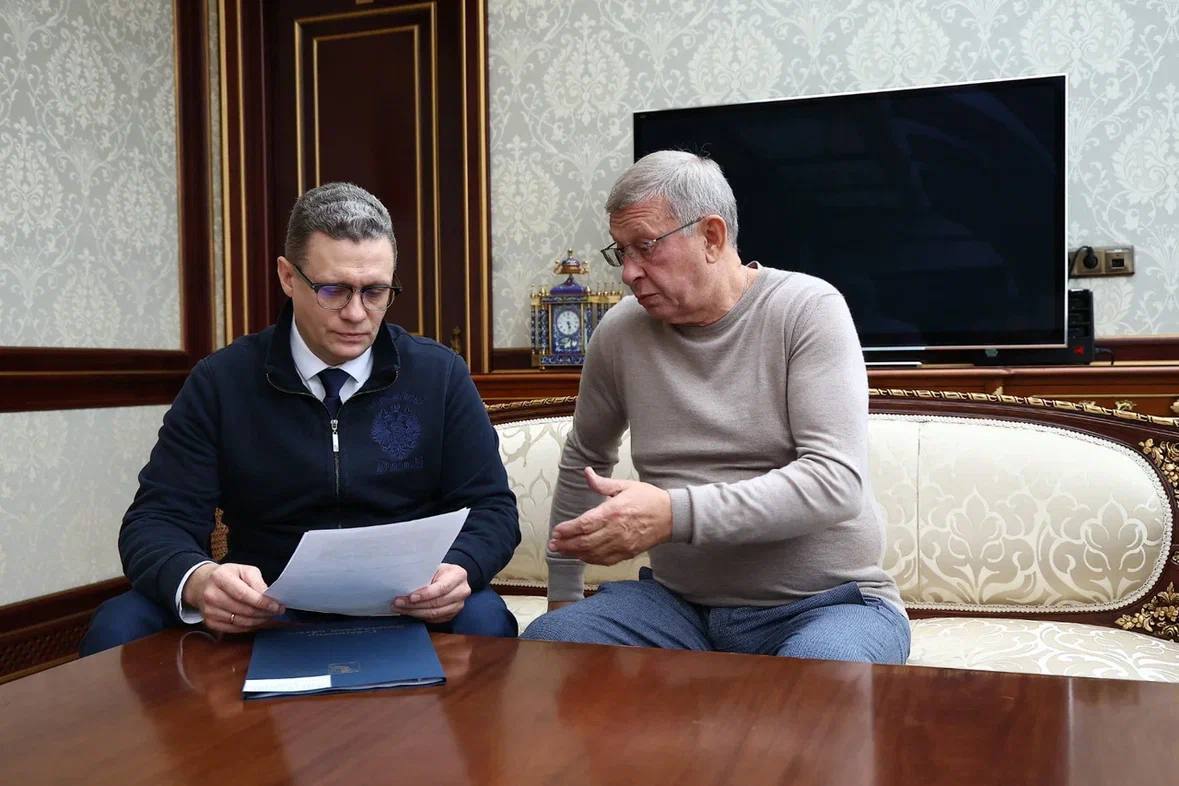 Губернатор Георгий Филимонов сегодня с рабочей поездкой в Москве Глав региона уже провел встречу с основателем компании АФК Система Владимиром Евтушенковым Активно прорабатываем реализацию ключевых проектов на территории региона Встречи становятся регулярными с момента предыдущей прошёл ровно месяц отметил губернатор На встрече обсудили создание особой экономической зоны туристско рекреационного типа в Великоустюгском округе обновлении Вотчины нашего Деда Мороза и улучшении городской инфраструктуры в преддверии юбилея Великого Устюга в 2027 году Вологда Регион 35ТВ в MAX