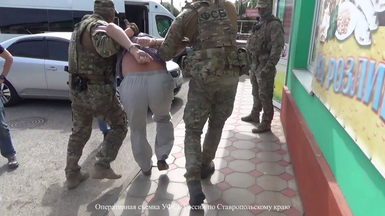 Суд приговорил жителя Буденновска Николая Ш к 15 годам колонии строгого режима за государственную измену Мужчина собирал сведения о воинских частях чтобы передать их спецслужбам Украины Кроме того осужденный выяснял детали о предприятии химической промышленности в Буденновском округе Информацию ему удалось передать куратору через мессенджер На судебном заседании преступник признал вину Stavropol Media Прислать новость