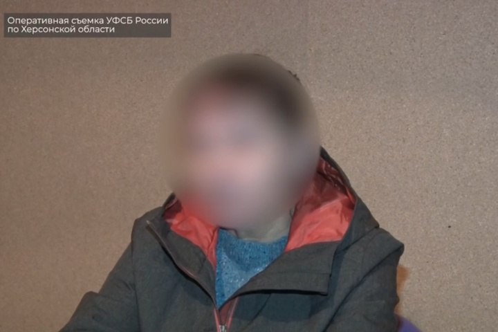 Диверсантка, хранившая взрывчатку на Херсонщине, получила 12 лет колонии В Херсонской области задержана гражданка Украины, подозреваемая в шпионаже и подготовке терактов против российских военных и представителей власти. Курировало ее Главное управления разведки минобороны Украины. «В ходе задержания по месту жительства у подсудимой, женщины 1973 года рождения, было обнаружено и изъято 4,6 килограмма пластида и четыре тротиловых шашки общим весом 800 грамм, три пульта управления, пять устройств инициирования заряда, пять электродетонаторов промышленного изготовления, три гранаты Ф-1, три запала УЗРГМ», - сообщает управление ФСБ России по Херсонской области. Следователи возбудили уголовные дела по статьям о шпионаже и незаконном хранении взрывчатки. И вот приговор террористке: Херсонский областной суд признал женщину виновной и отправил на 12 лет в колонию общего режима.