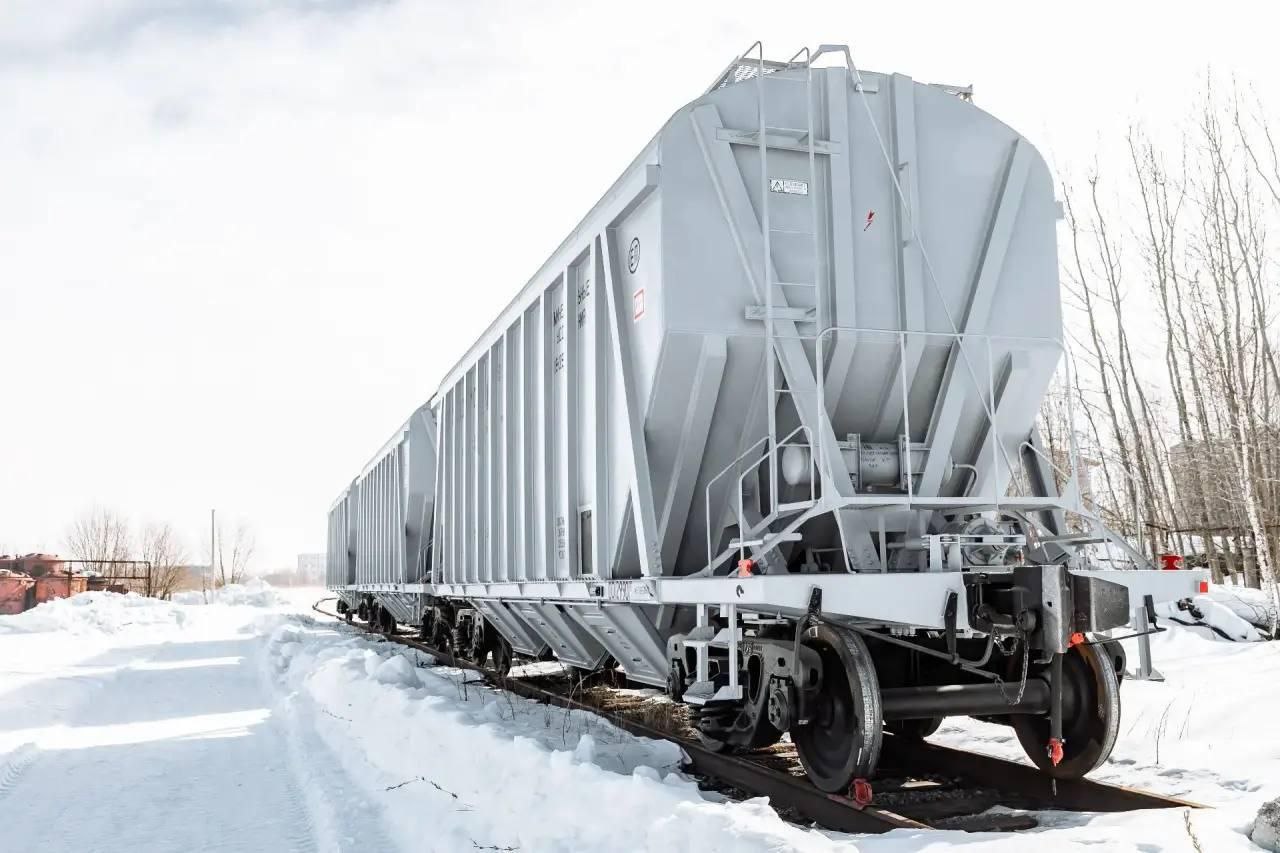 Разработки РМ Рейл названы примером инноваций нового поколения Восьмиосный вагон цистерна модели 15 1271 Находка произведенный по заказу АО ФГК а также вагон хоппер модели 19 1299 с кузовом из алюминиевых сплавов признаны востребованными отраслью решениями в рамках обновления парка грузового подвижного состава Соответствующее заявление сделал 11 февраля генеральный директор ОАО РЖД Олег Белозёров в ходе подведения итогов деятельности компании за 2025 год Глава РЖД отметил что при сохраняющемся профиците вагонного парка оцениваемом в 200 тыс единиц сеть железных дорог нуждается в современном высокоэффективном подвижном составе обеспечивающем увеличение объемов перевозок при снижении затрат Работу по оптимизации парка необходимо проводить параллельно с программами по его обновлению которые должны быть ориентированы на инновационные модели Напомню что срок инновационности любого применяемого решения составляет пять лет а закупаемые сегодня в своей массе модели вагонов уже далеко не инновационны При этом действительно инновационные модели есть Имею в виду восьмиосные полувагоны и цистерны на основе жесткой сцепки представленные рынку в 2025 году рассказал Олег Белозёров В ходе совещания отмечена необходимость совместной разработки участниками железнодорожной отрасли программ обновления предусматривающих приобретение новых инновационных моделей а также соответствующих мер государственного стимулирования Как пояснил директор по инновационному развитию АО РМ Рейл Денис Даниленко стратегия развития продуктовой линейки компании полностью соответствует обозначенным ОАО РЖД приоритетам Очевидно что с переходом на тележки с нагрузкой 25 тс потенциал совершенствования грузовых вагонов в рамках классических конструктивных решений исчерпан Дальнейшее развитие сопряжено с выпуском шестиосных сочлененных вагонов восьмиосных вагонов на жесткой сцепке внедрением принципиально новых материалов алюминиевых сплавов сталей повышенной прочности композитов и пр а также расширением эксплуатационных габаритов Нами ведется работа по каждому из указанных направлений В сегменте восьмиосных вагонов на жесткой сцепке помимо модели Находка представлен вагоновоз осуществляется расширение модельного ряда Активно развивается применение алюминиевых сплавов как в вагоно так и в контейнеростроении Совместно с ОАО РЖД и производителями металлопродукции в активной фазе находится проработка вопросов создания вагонов в габарите Т и использования сталей повышенной прочности заявил Денис Даниленко Фото РМ Рейл  ОПЖТ в MAX