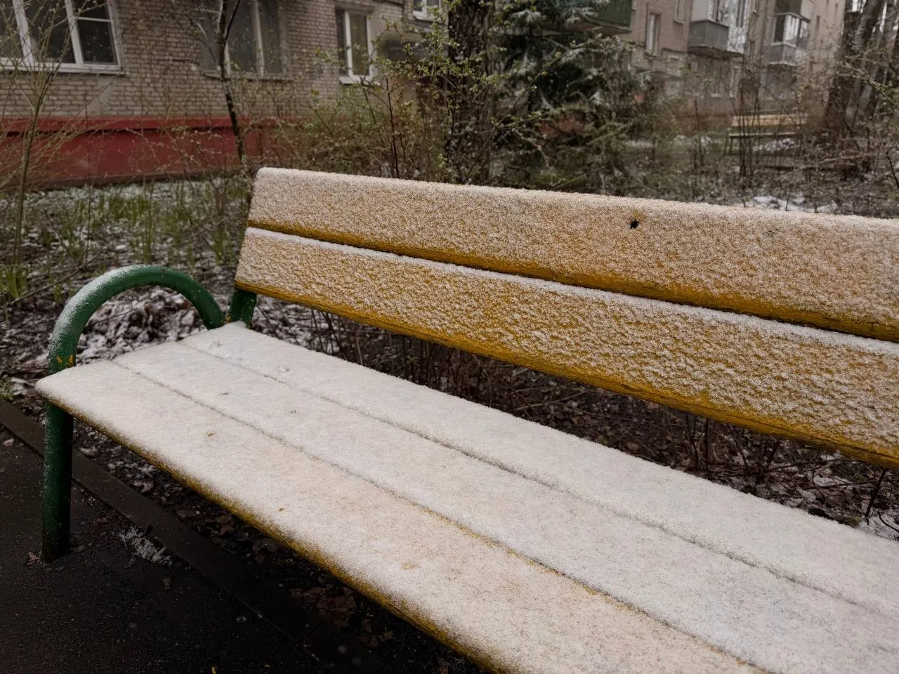 В Московском регионе в результате аномального похолодания и выпадения снега сформировался временный снежный покров который растает уже в субботу 11 апреля сообщил ведущий специалист Центра погоды Фобос Евгений Тишковец Так на метеостанции ВДНХ фиксируется временный снежный покров высотой два сантиметра в Тушино один сантиметр В Подмосковье тоже местами лежит снег высота покрова может достигать двух сантиметров в Коломне отмечено четыре сантиметра В субботу снежный покров растает и теперь по всей видимости москвичи не увидят его до следующего осенне зимнего сезона пообещал метеоролог Он напомнил что основной снег сошел в регионе в конце марта Фото Виктория Суворова РГ Читать нас в MAX