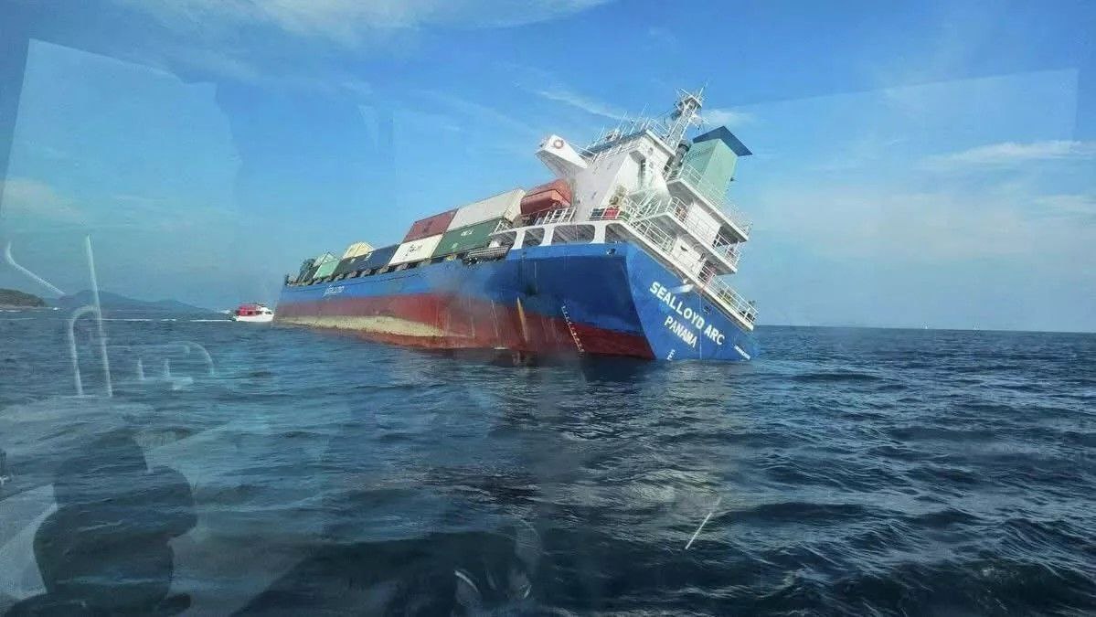 Судно Sealloyd Arc под флагом Панамы направлявшееся из Малайзии в Бангладеш потерпело крушение недалеко от острова Ко Кео Ной Судно перевозило 290 морских контейнеров 14 из которых содержали опасные вещества Их попадание в море угрожает состоянию окружающей среды и может создать потенциальную угрозу для судоходства Также из за крушения в море произошел разлив нефтепродуктов В течение дня после образования течи в корпусе судна военно морские силы Таиланда и морские спасатели пытались помочь спасти контейнеровоз от затопления однако когда стало ясно что предотвратить катастрофу не удастся ВМС Таиланда сняли с него и спасли экипаж в полном составе 16 человек Через несколько часов после этого судно полностью ушло под воду Подписаться на PRO transport