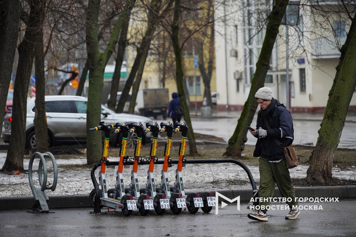 1  2  3  4   Сервис проката Whoosh на время непогоды заблокировал для пользователей самокаты. При этом в компании отметили со ссылкой на синоптиков, что впереди потепление и солнечная погода, так что пока сезон не заканчивается.  В свою очередь «Яндекс» ограничил скорость самокатов до 15 км/ч и призвал москвичей отказаться от поездок.    «Москва»