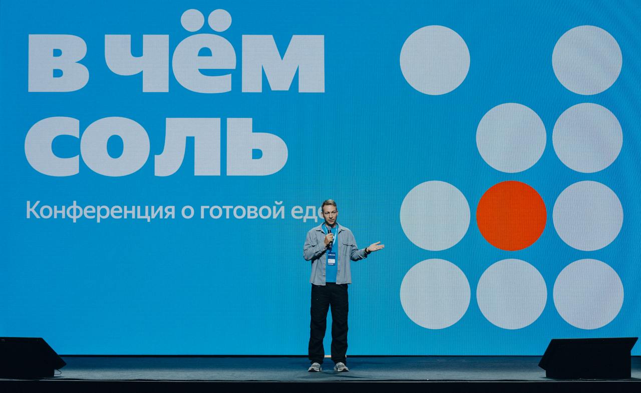 Яндекс Лавка внедрила новую технологию контроля качества готовой продукции На конференции В чём соль сервис анонсировал нововведение контроль остаточного уровня кислорода в упаковках Это позволит на 20 сократить объём списаний качественной продукции отметили спикеры Партнёры сервиса смогут сокращать финансовые потери а покупатели получать товар с идеальными потребительскими свойствами Яндекс Лавка планирует сделать такие замеры обязательными и сотрудничать с разработчиками газоанализаторов чтобы методология стала отраслевым стандартом качества retailrus