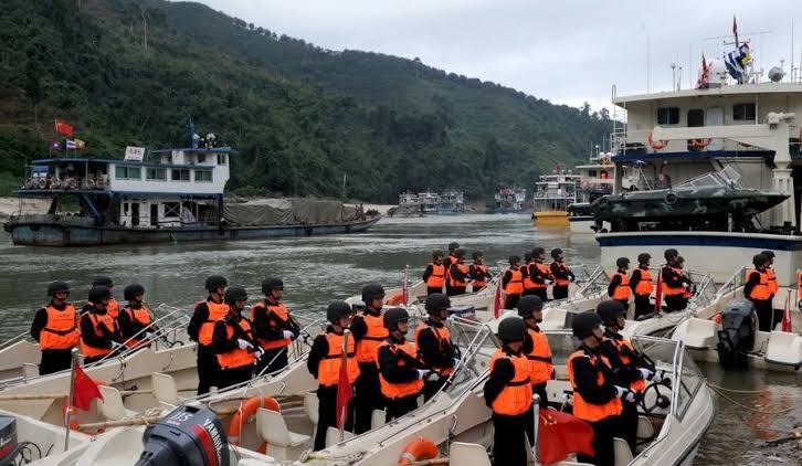 Китай Лаос и Мьянма приступили к совместному патрулированию реки Меконг 22 октября из порта Цзинхэ в китайской провинции Юньнань вышли восемь патрульных судов три под китайским флагом три лаосских и два мьянманских Основная задача операции противодействие трансграничной преступности включая онлайн азартные игры телекоммуникационное мошенничество а также производство и оборот наркотических средств Перед началом патрулирования представители Китая Таиланда Лаоса и Мьянмы провели координационную встречу в ходе которой обсудили обмен информацией и оценили текущую обстановку на Меконге Цель миссии укрепление безопасности судоходных маршрутов и повышение эффективности совместных действий против преступных сетей в регионе   Подпишись taika v