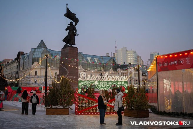 Власти Владивостока определилась со сроками демонтажа новогоднего городка на площади Борцов Революции Работы по разбору праздничных конструкций начнутся уже 2 февраля сообщили в мэрии Как уточнили в администрации города убирать новогодний городок будут поэтапно однако оставлять отдельные элементы до потепления не планируется Под демонтаж попадут все объекты в том числе главная ёлка иллюминация и каток В мэрии пояснили что затягивать работы нет смысла из за погодных условий По прогнозу уже 4 февраля во Владивостоке ожидается около 0 градусов а плюсовая температура может ускорить износ конструкций и повлиять на безопасность горожан Концепция празднования Нового 2026 года Как в детстве В этом году Владивосток занял первое место в конкурсе на лучшее новогоднее оформление площадей Город получил приз в размере 3 миллионов рублей которые будут использованы для улучшения городской инфраструктуры На втором месте оказался Дальнегорск а на третьем Чугуевский округ Подписаться в Telegram    Подписаться в MAX