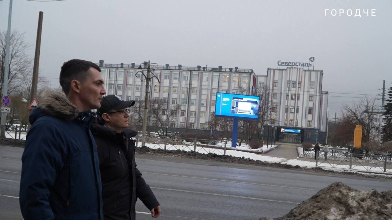 Сегодня на приёмку улицы Мира в Череповец приехал губернатор Вместе с главой города они инспектируют дорогу ремонт который был завершен в конце ноября Это важный социальный объект призванный обеспечить комфорт сотрудников Северстали при движении до проходных и обратно Запрос исходил от комбината Дорогу длиной 3 3 км расширили до 4 полос сделали тротуары переложили сети обновили освещение заезды и привели в порядок пешеходные переходы А также запретили парковку чтобы не было столпотворения машин Стоимость работ составила 1 2 млрд рублей Финансирование шло из областного и городского бюджетов